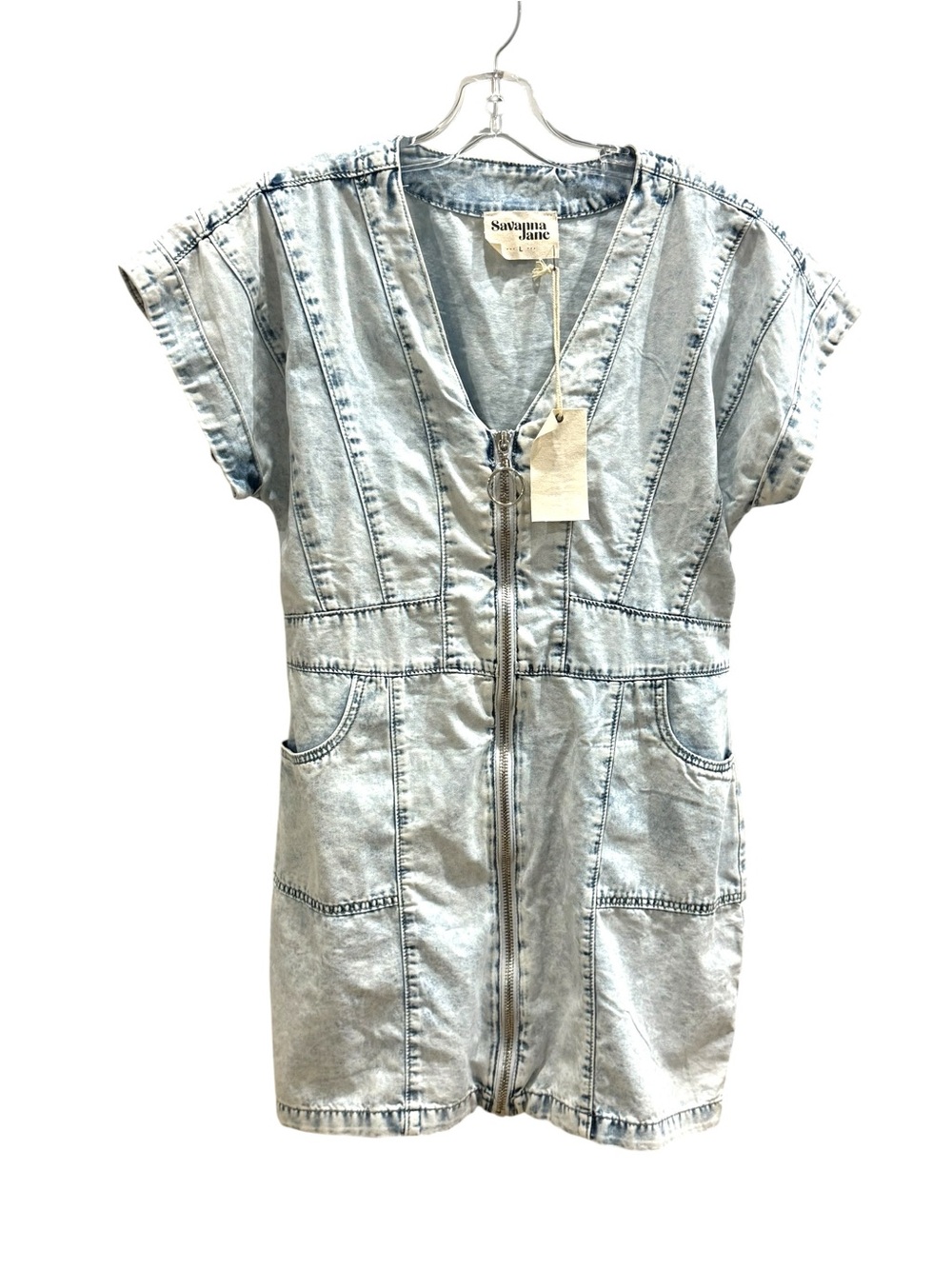 NWT. Savanna Jane light-wash denim dress. Size large.